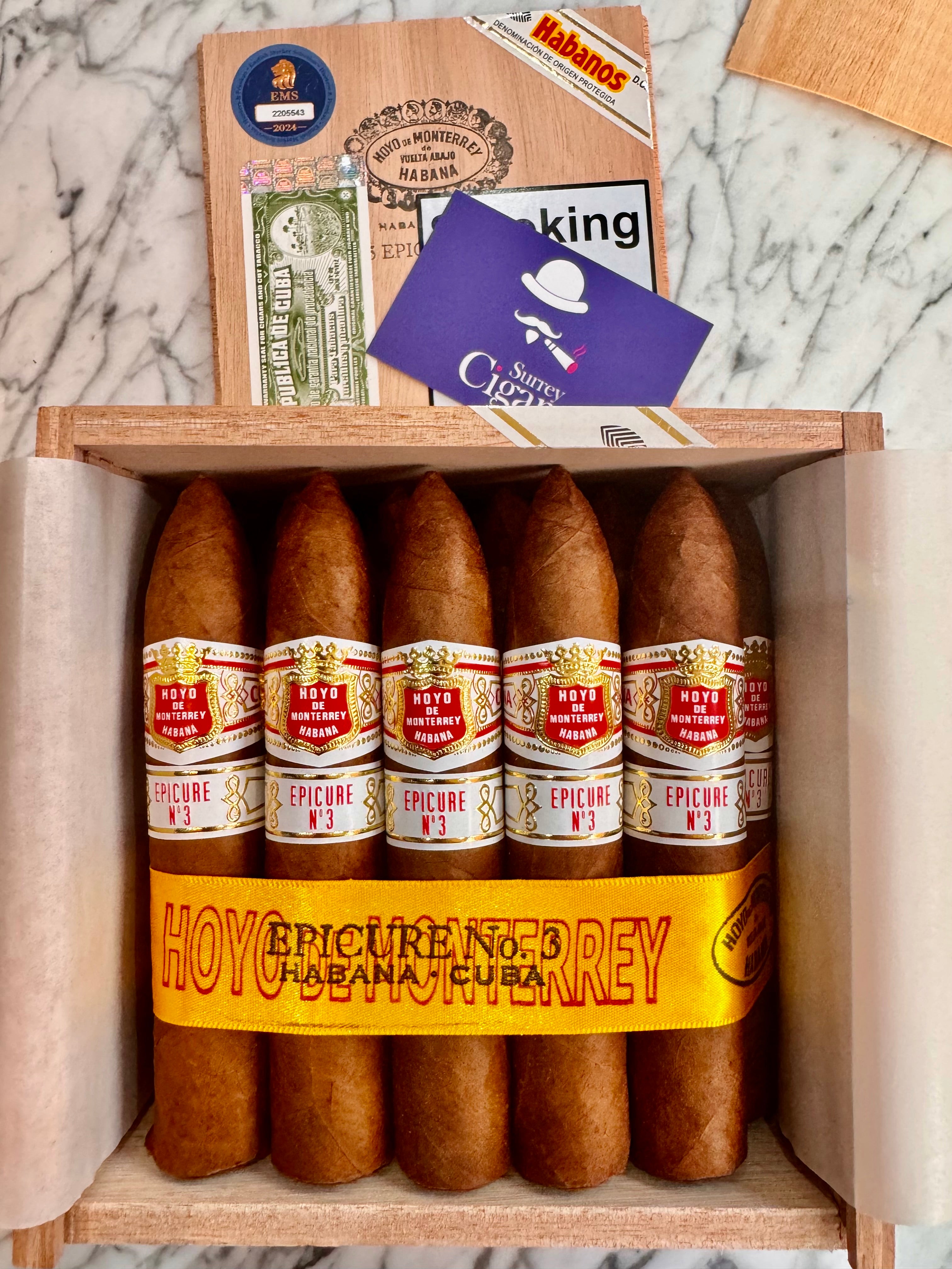 Hoyo de Monterrey Epicure No.3 cigar box with cigars inside